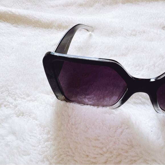 Junia Clear Black Oversized Sunglasses - Picture 7 of 10